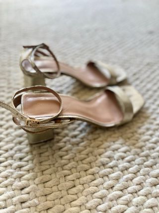 Sandalias doradas de fiesta