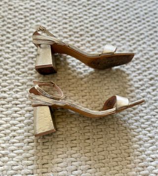 Sandalias doradas de fiesta