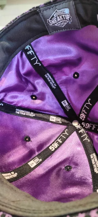 Gorra New Era 59FIFTY Morada Estrellas.