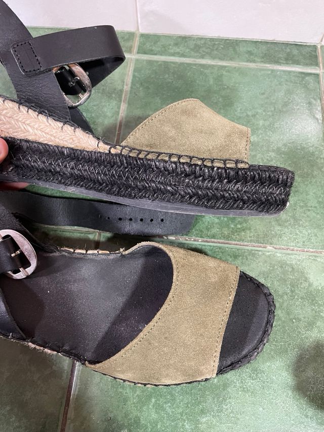 Sandalias esparto y piel cuña negro y verde