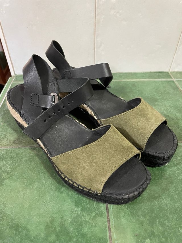 Sandalias esparto y piel cuña negro y verde