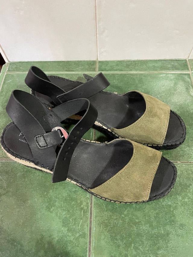 Sandalias esparto y piel cuña negro y verde