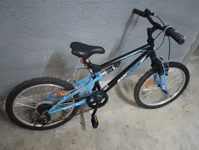 Bicicleta infantil negra y azul