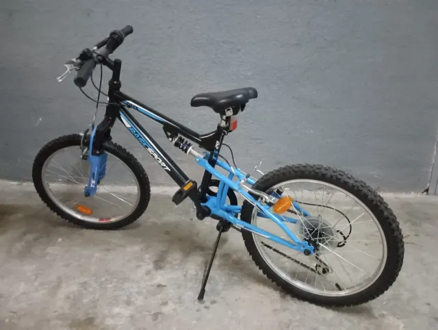 Bicicleta infantil negra y azul