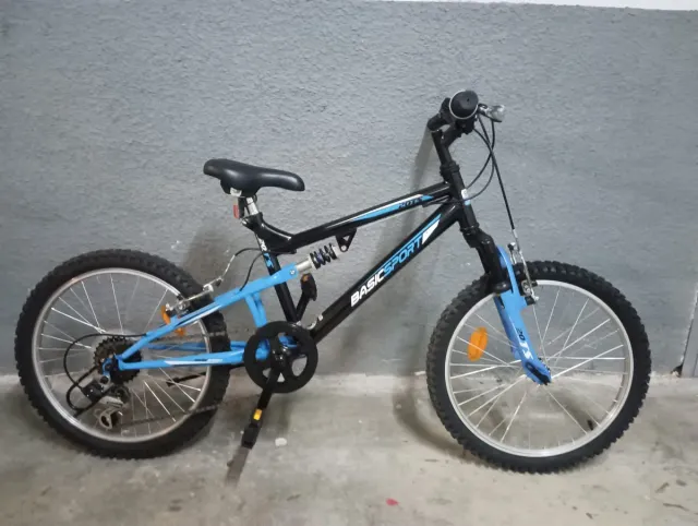 Bicicleta infantil negra y azul