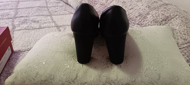 Zapatos de tacón Sacha London negros