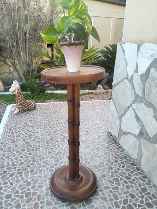 Pedestal antiguo de madera