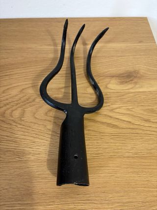 Antico rampino tridente per estrarre barbabietole