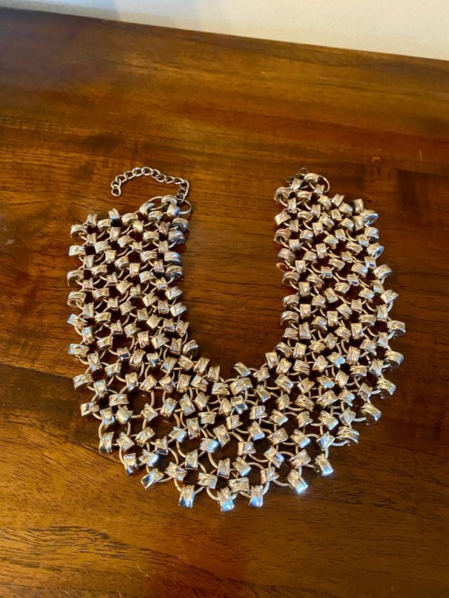 Collar tipo babero dorado