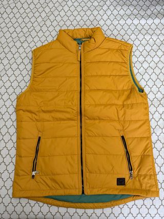 Chaleco acolchado amarillo y verde