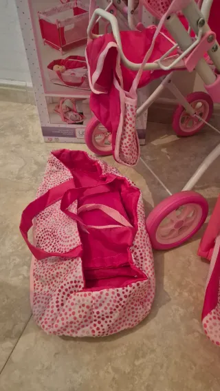 Carrito de muñecas rosa con accesorios