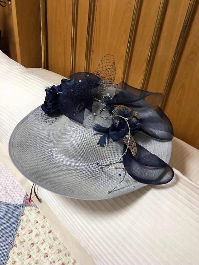 Pamela de ceremonia azul y plateada