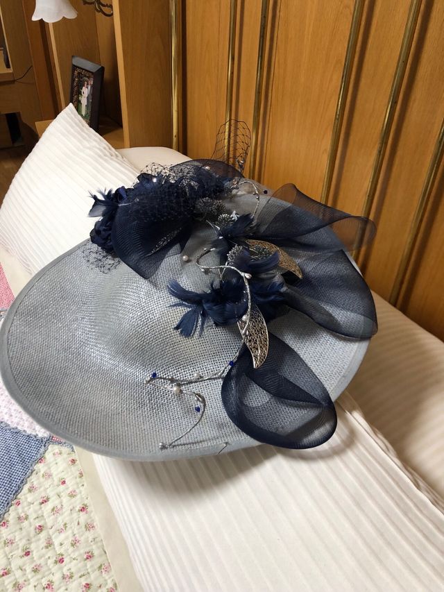 Pamela de ceremonia azul y plateada