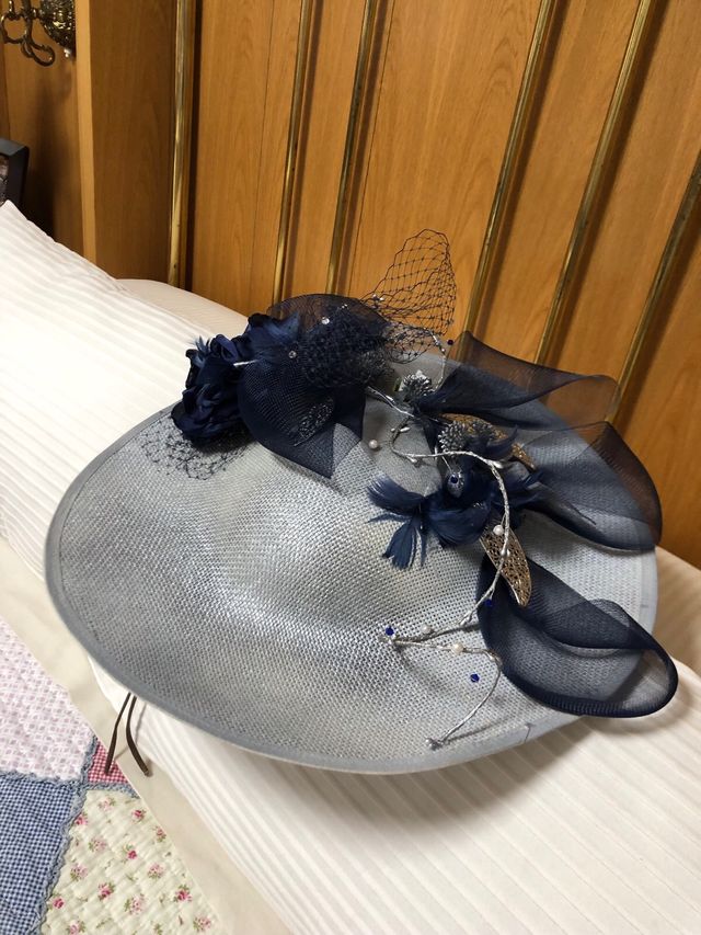 Pamela de ceremonia azul y plateada