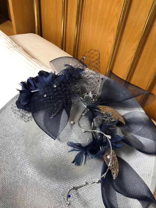 Pamela de ceremonia azul y plateada