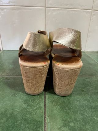 Sandalias doradas cuña