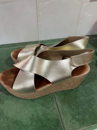 Sandalias doradas cuña