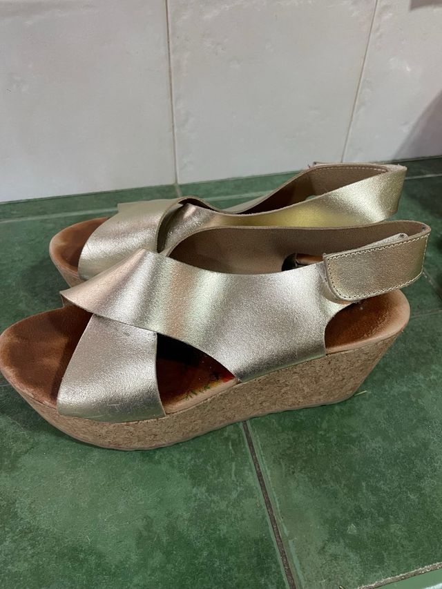 Sandalias doradas cuña