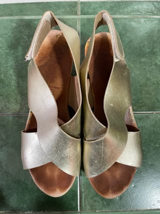 Sandalias doradas cuña