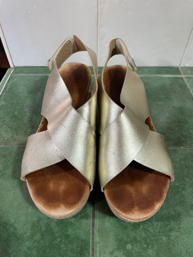 Sandalias doradas cuña