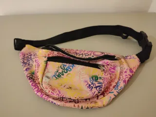 Riñonera multicolor con estampado de letras