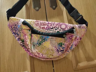 Riñonera multicolor con estampado de letras