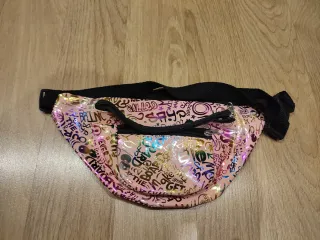 Riñonera multicolor con estampado de letras