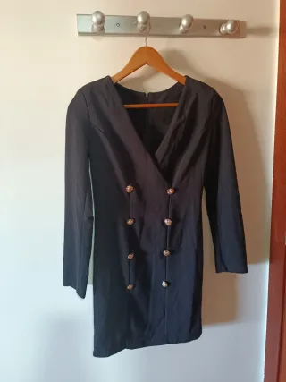 Vestido negro botones dorados