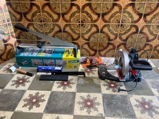 Ingletadora eléctrica y herramientas para suelo