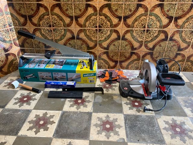 Ingletadora eléctrica y herramientas para suelo