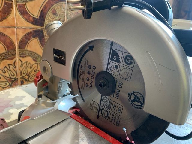 Ingletadora eléctrica y herramientas para suelo