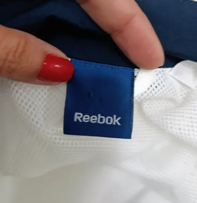 Chaqueta deportiva Reebok blanca y azul