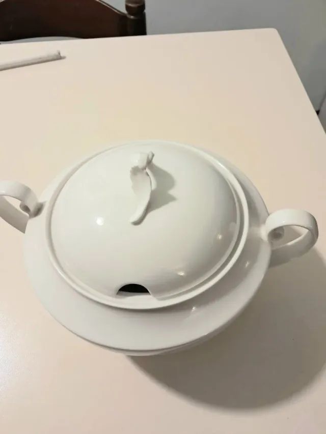 Zuppiera in porcellana bianca