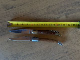 Set di due coltelli Laguiole, uno con cavatappi e l'altro con manico in legno