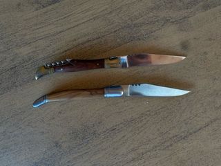 Set di due coltelli Laguiole, uno con cavatappi e l'altro con manico in legno