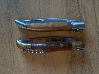Set di due coltelli Laguiole, uno con cavatappi e l'altro con manico in legno