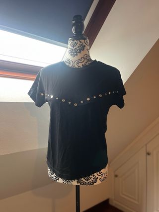 Camiseta negra con tachuelas