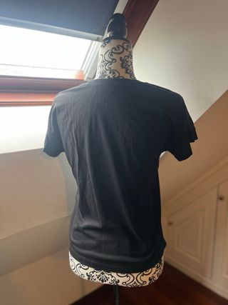 Camiseta negra con tachuelas