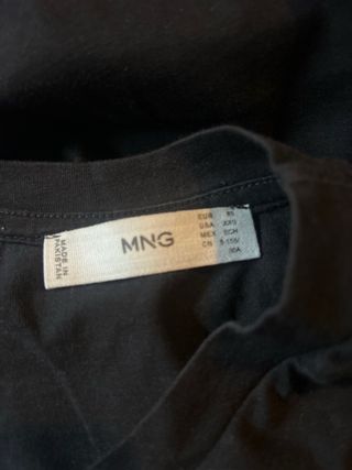 Camiseta negra con tachuelas