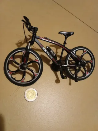 Bicicleta miniatura con pata de cabra