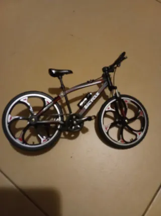 Bicicleta miniatura con pata de cabra
