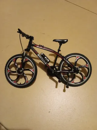 Bicicleta miniatura con pata de cabra
