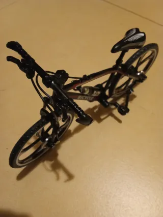 Bicicleta miniatura con pata de cabra