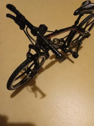 Bicicleta miniatura con pata de cabra