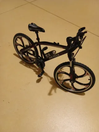 Bicicleta miniatura con pata de cabra