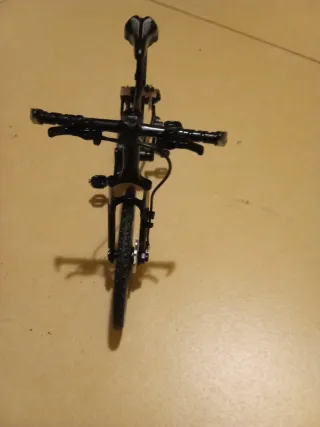 Bicicleta miniatura con pata de cabra