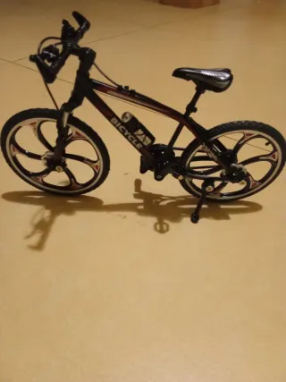Bicicleta miniatura con pata de cabra