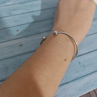 Pulsera plateada de acero con bolas