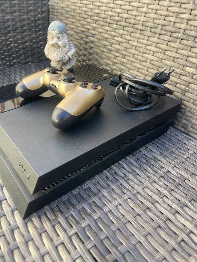 PS4 500GB Gold/Black