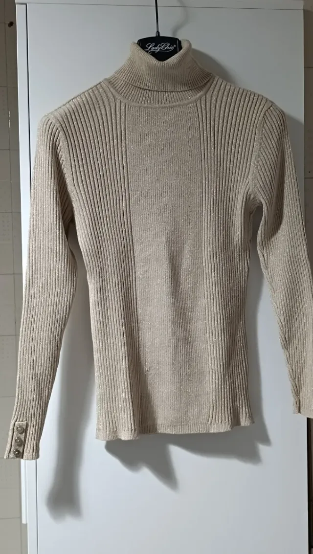 Dolcevita dorato con bottoni